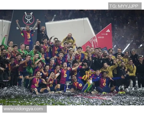 足球明星赛精彩瞬间合影展现球场魅力与友谊的完美结合